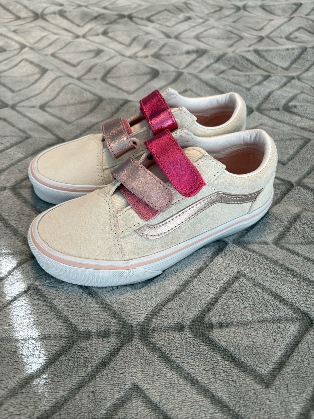 Vans Kids Suede Velcro Sneakers in Cream with Metallic Pink Accents Sz 1